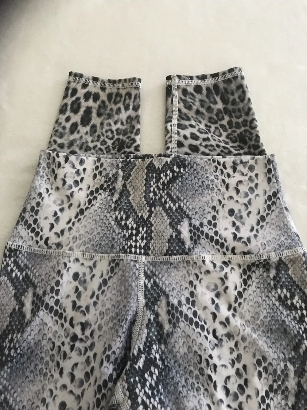 NEW EVOLUTION AND CREATION SNAKESKIN CAPRI LEGGINGS GRAY/WHITE/CREAM/TAUPE SZ M